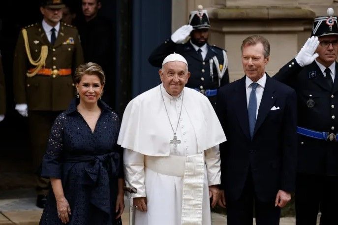 Photo #1 - Europe - Otta Nottathil - pope_francis_landed_in_luxemberg_sept_26_2024