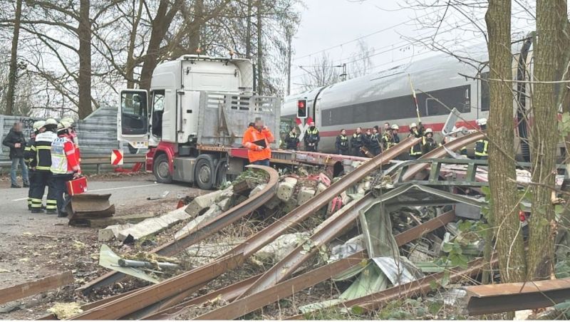 Photo #1 - Germany - Otta Nottathil - ICE_Truck_trailer_crash_hamburg_one_dead